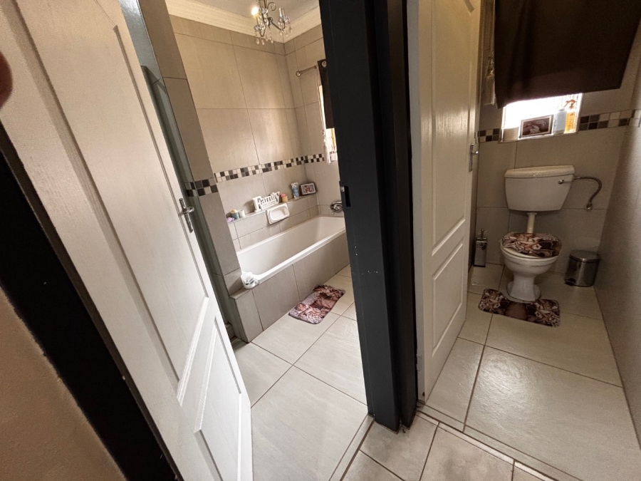 7 Bedroom Property for Sale in Flamwood North West